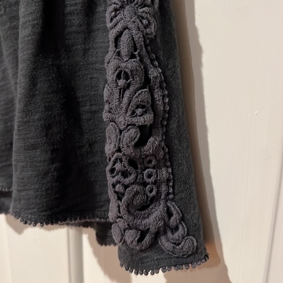 Deletta - Anthropologie- cap sleeve tee with lace trim. - Picture 6 of 6